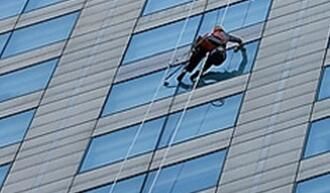 高空保潔的時(shí)候，如何刮去多余的水痕呢？